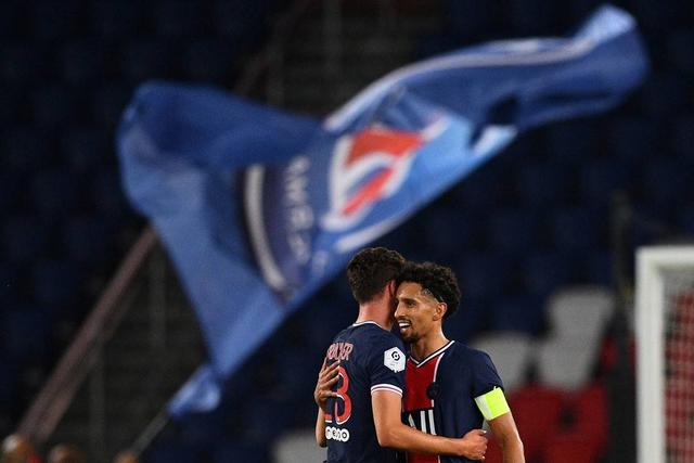 巴萨17岁小将面部受伤缝10针 赛后社交媒体晒图